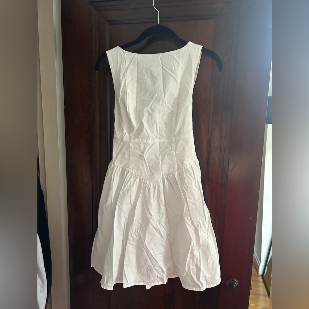 Elegant White Sleeveless Dress